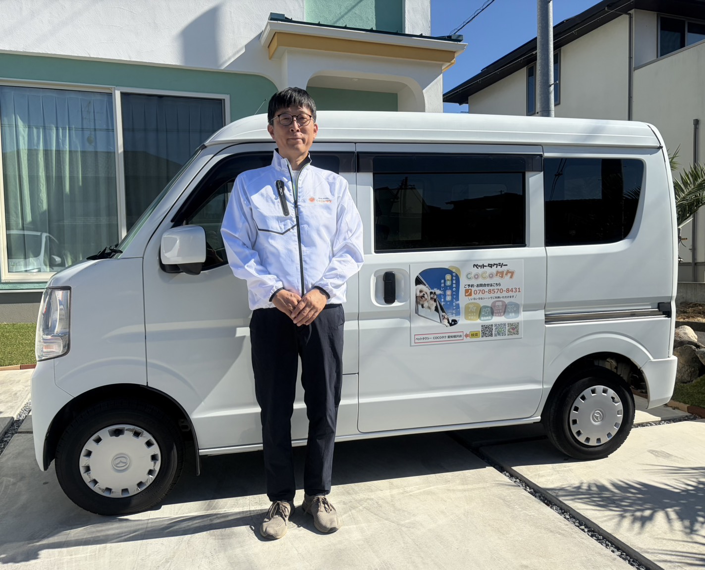 COCOタク愛知稲沢店の車両とスタッフ